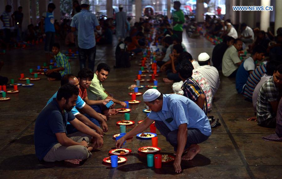 Muslims wait for their evening meal during the holy month of Ramadan at the Dhaka University Central Mosque in Dhaka, Bangladesh, June 17, 2016. Muslims wait for their evening meal during the holy month of Ramadan at the Dhaka University Central Mosque in Dhaka, Bangladesh, June 17, 2016.