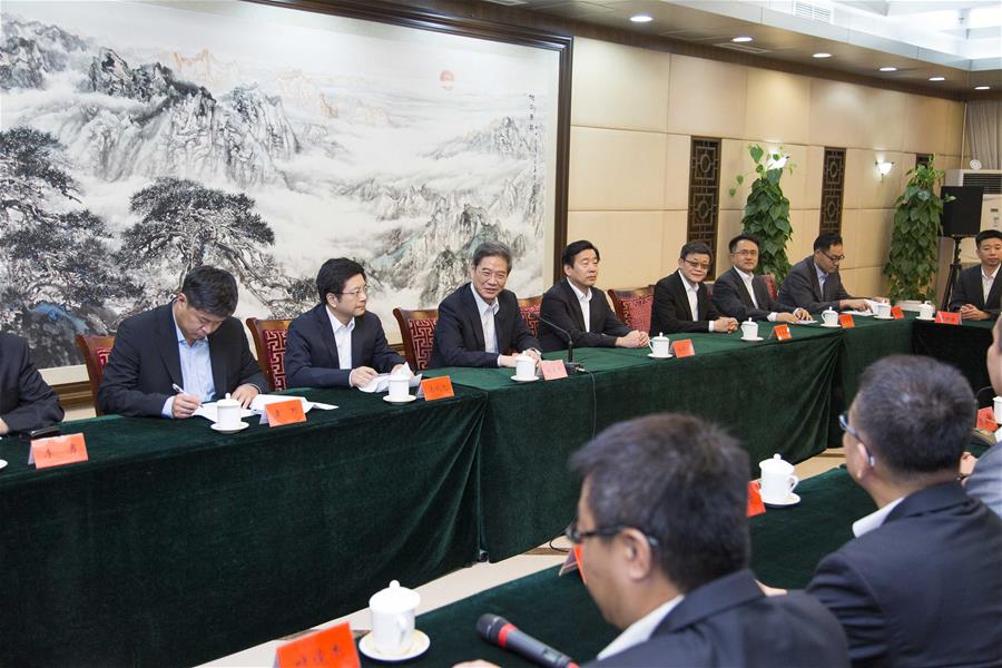 Zhang Zhijun (3rd L), head of the Taiwan Work Office of the Communist Party of China Central Committee, meets with a Kuomintang Party youth-wing delegation in Beijing, capital of China, June 20, 2016. (Xinhua)