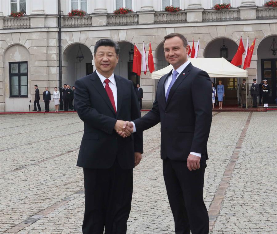 Chinese President Xi Jinping (L) attends a welcoming ceremony held by Polish President Andrzej Duda in Warsaw, Poland, June 20, 2016. (Xinhua/Liu Weibing) 