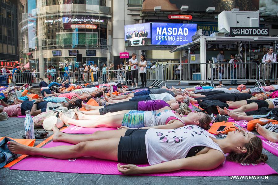 U.S.-NEW YORK-TIMES SQUARE-YOGA-SOLSTICE