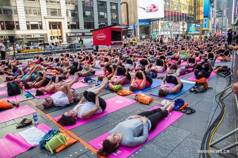 U.S.-NEW YORK-TIMES SQUARE-YOGA-SOLSTICE