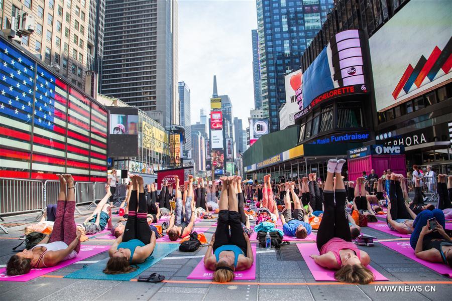 U.S.-NEW YORK-TIMES SQUARE-YOGA-SOLSTICE