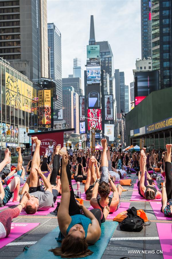 U.S.-NEW YORK-TIMES SQUARE-YOGA-SOLSTICE