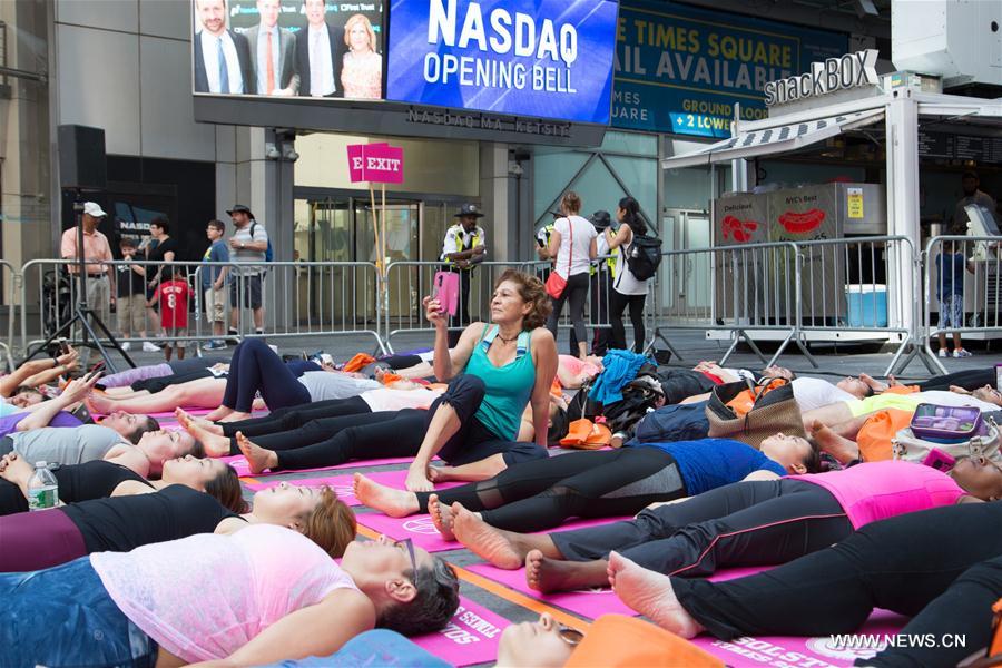 U.S.-NEW YORK-TIMES SQUARE-YOGA-SOLSTICE