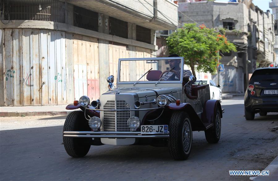 Palestinian Munir Shindi, 36, adjusts a replica of a 1927 Mercedes Gazelle that he built from scratch, in his workshop in Gaza City on June 21, 2016