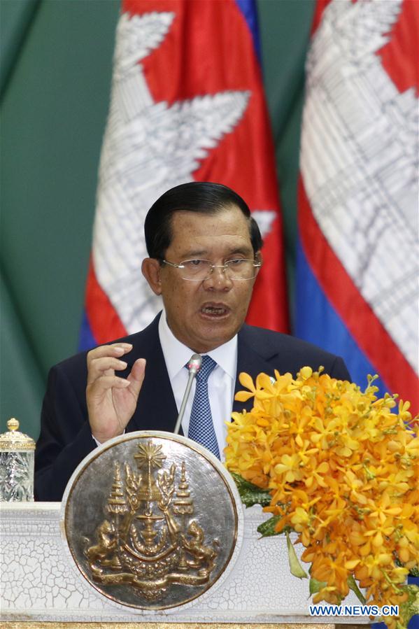 Cambodian Prime Minister Samdech Techo Hun Sen (L) receives an award from Professor Anton Caragea, president of the European Council on Tourism and Trade, in Phnom Penh, Cambodia, June 22, 2016.