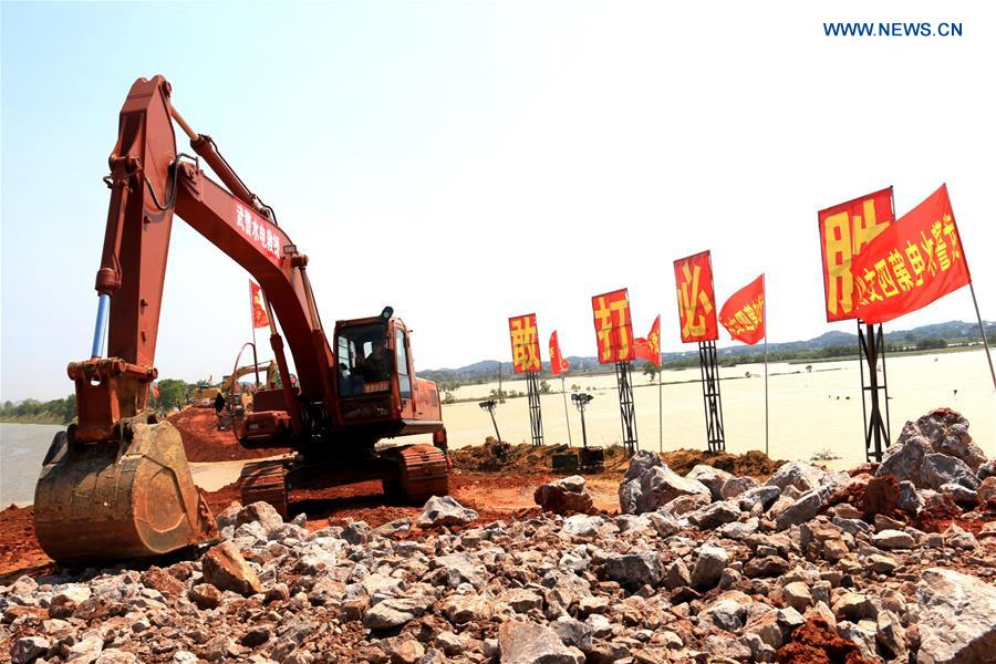 #CHINA-JIANGXI-POYANG-BANK BREACH-MENDING (CN)