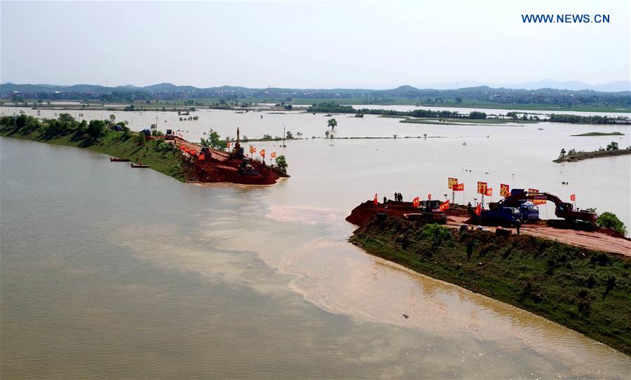 #CHINA-JIANGXI-POYANG-BANK BREACH-MENDING (CN)