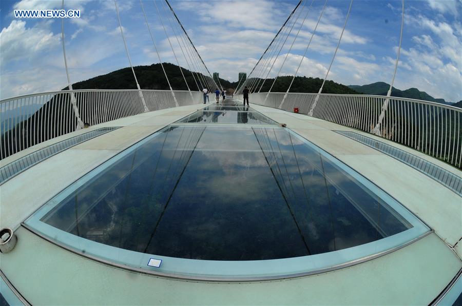 CHINA-HUNAN-ZHANGJIAJIE-GLASS BRIDGE (CN)