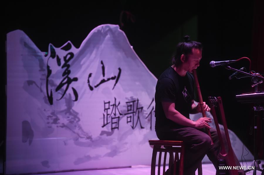 Musicians Wu Na and Huan Qing held the concert here on Saturday to show the charm of the traditional Chinese music with traditional musical instruments.