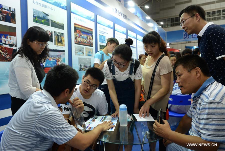 The three-day expo, which kicked off here Sunday, attracted over 400 universities and colleges nationwide to provide information for parents and examinees who have just participated in the college entrance exam this month