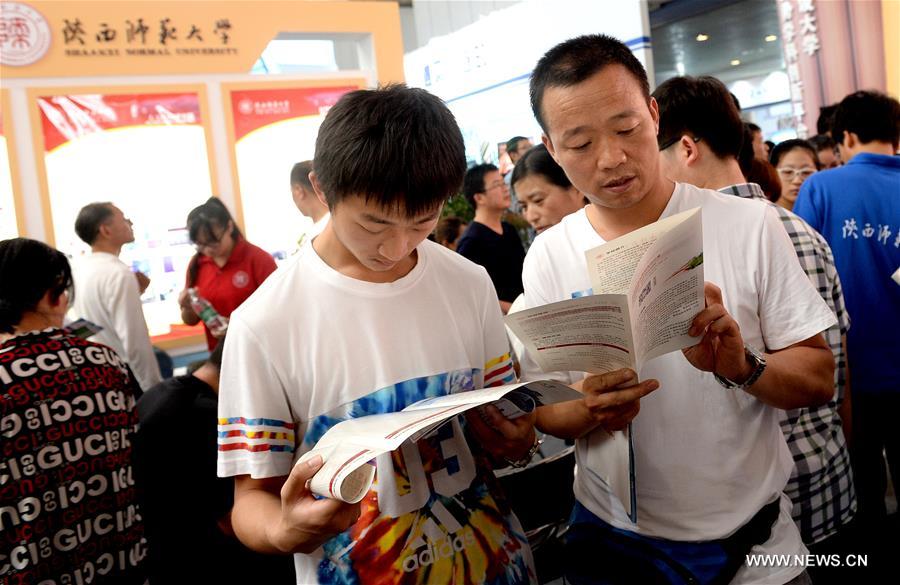 The three-day expo, which kicked off here Sunday, attracted over 400 universities and colleges nationwide to provide information for parents and examinees who have just participated in the college entrance exam this month