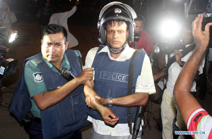 Security personnel stand guard near a restaurant attacked by gunmen in Dhaka, Bangladesh, July 2, 2016. Security personnel stand guard near a restaurant attacked by gunmen in Dhaka, Bangladesh, July 2, 2016.