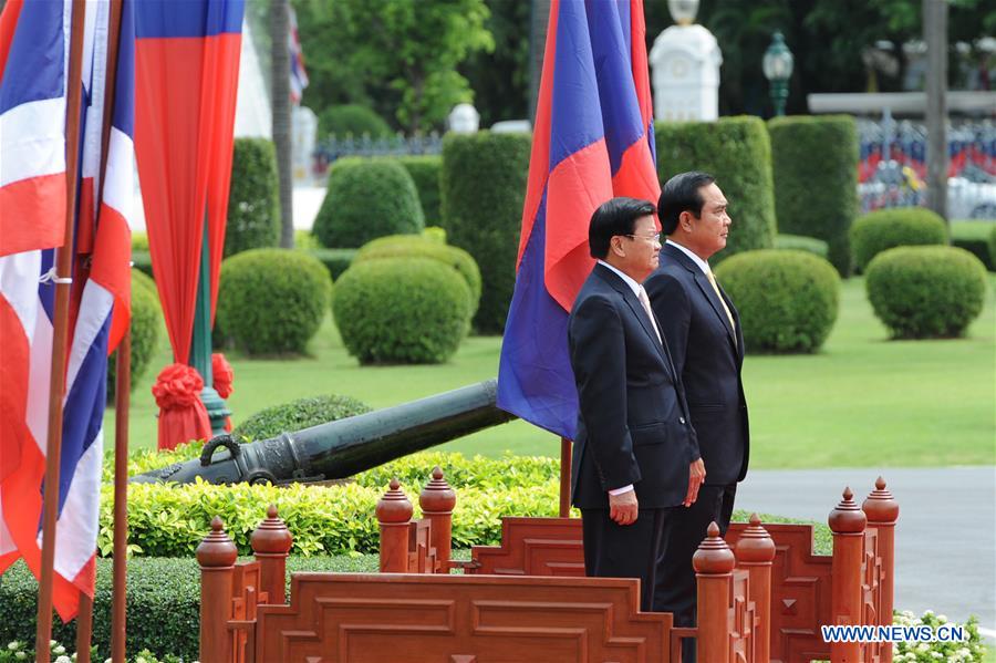 Thai Prime Minister Prayut Chan-o-cha (L, front) and Lao Prime Minister Thongloun Sisoulith review an honor guard during a welcoming ceremony at the Government House in Bangkok, Thailand, July 6, 2016.