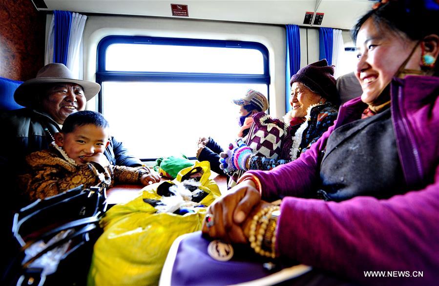 The quantity of pilgrims by train from Sichuan, Gansu and Qinghai provinces to Lhasa increased year by year as China's Qinghai-Tibet Railway opened on July 1, 2006. 