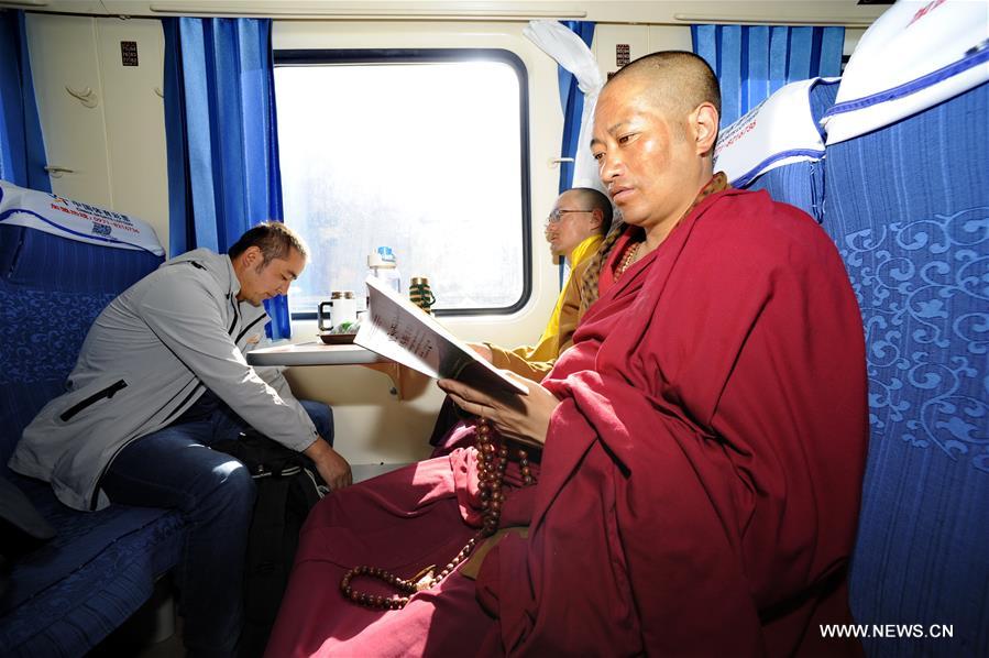 The quantity of pilgrims by train from Sichuan, Gansu and Qinghai provinces to Lhasa increased year by year as China's Qinghai-Tibet Railway opened on July 1, 2006. 