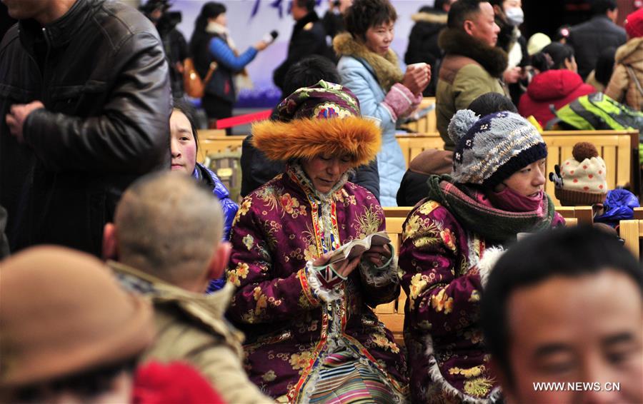 The quantity of pilgrims by train from Sichuan, Gansu and Qinghai provinces to Lhasa increased year by year as China's Qinghai-Tibet Railway opened on July 1, 2006. 