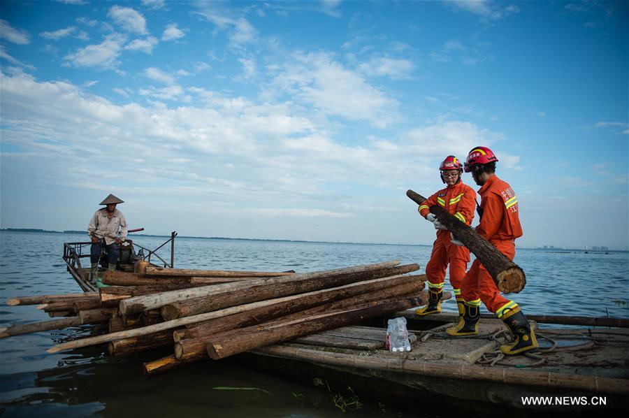 Water level of the Gehu Lake in Yixing surpassed the warning line due to continuous rainfall. Water level of the Gehu Lake in Yixing surpassed the warning line due to continuous rainfall.