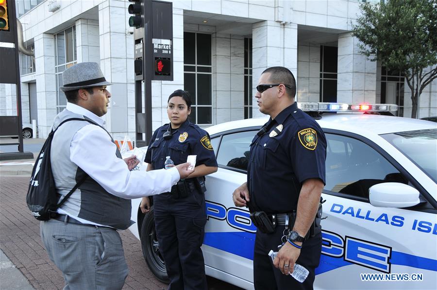 An FBI detective works at the scene of shooting of police personnel in Dallas, the United States, July 8, 2016. An FBI detective works at the scene of shooting of police personnel in Dallas, the United States, July 8, 2016.