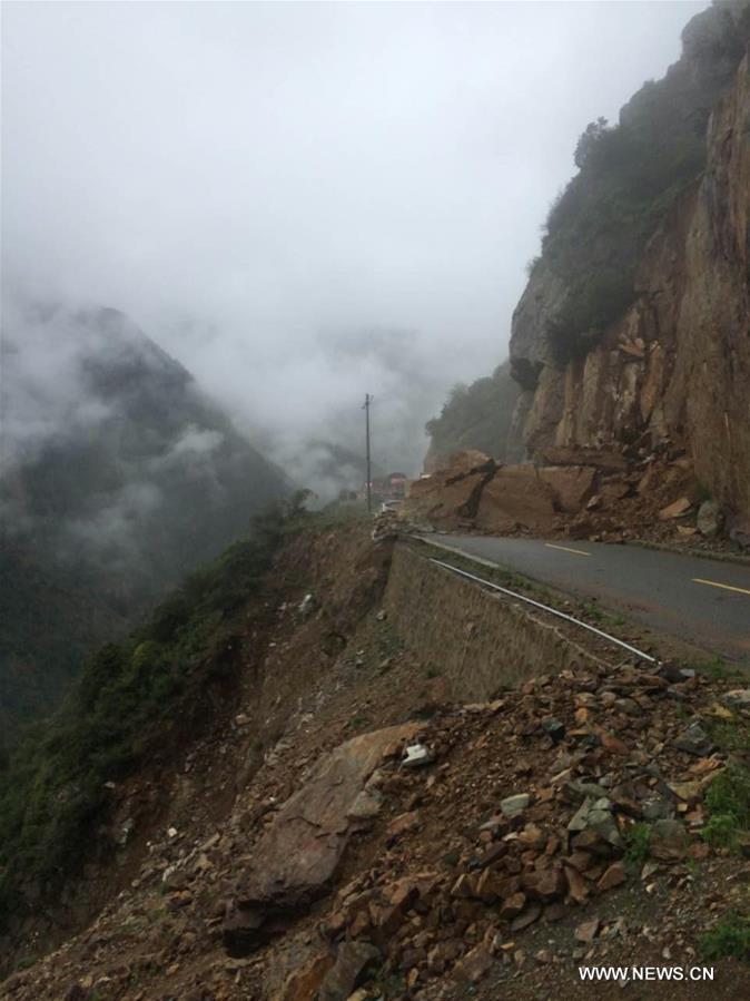 A rain-triggered landslide occurred on a section of No. 318 national highway in Qamdo Sunday morning, leaving over 100 vehicles and more than 200 people stranded.