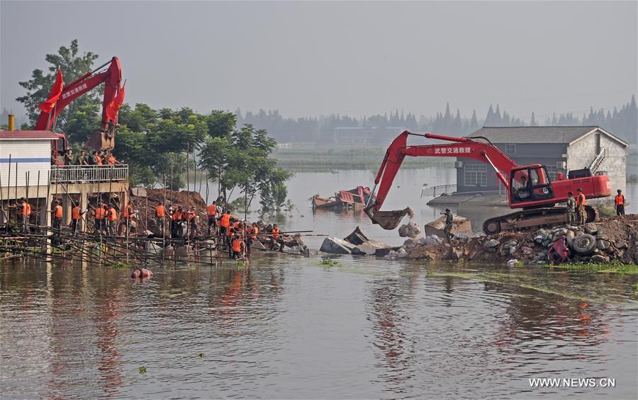 The dike breach in Huarong was plugged after two days of rescue work. The dike breach in Huarong was plugged after two days of rescue work.
