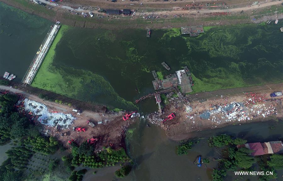 The dike breach in Huarong was plugged after two days of rescue work. The dike breach in Huarong was plugged after two days of rescue work.