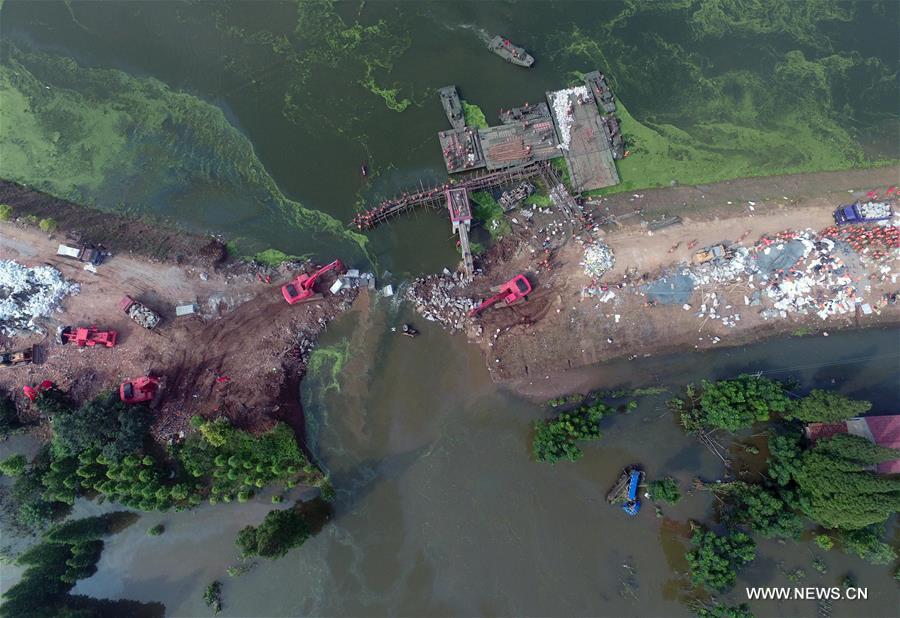 The dike breach in Huarong was plugged after two days of rescue work. The dike breach in Huarong was plugged after two days of rescue work.