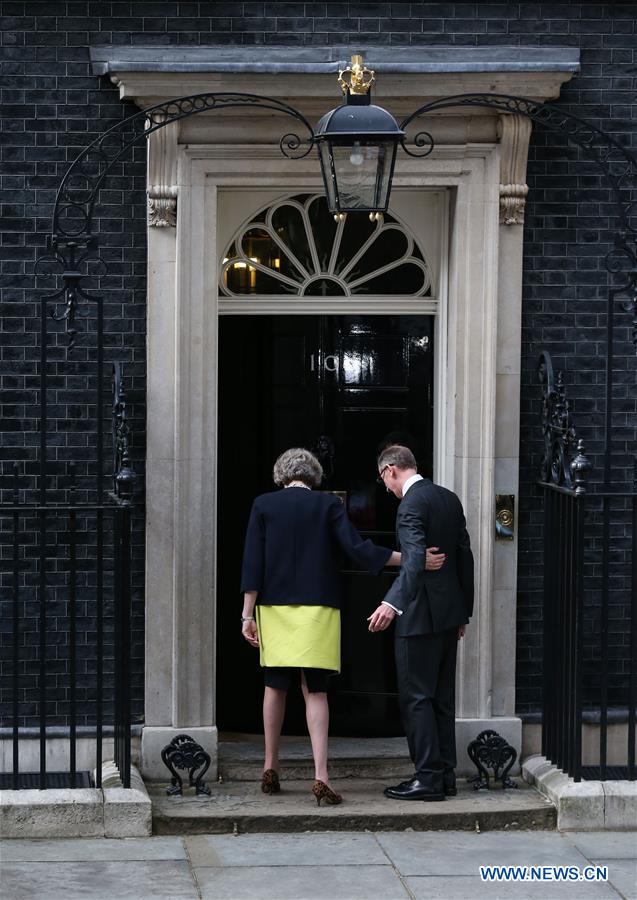 Britain's new Prime Minister Theresa May(L) and her husband pose for photos in front of 10 Downing Street in London, Britain on July 13, 2016. Britain's new Prime Minister Theresa May(L) and her husband pose for photos in front of 10 Downing Street in London, Britain on July 13, 2016.