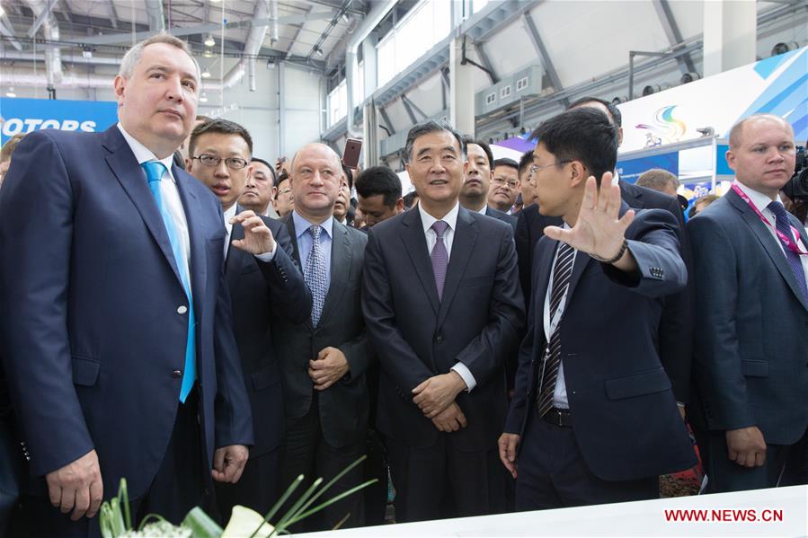 Chinese Vice Premier Wang Yang (front, 4th L) and Russian Deputy Prime Minister Dmitry Rogozin (front, 1st L) attend the third China-Russia Exposition in Ekaterinburg, Russia, July 13, 2016. (Xinhua/Bai Xueqi) 