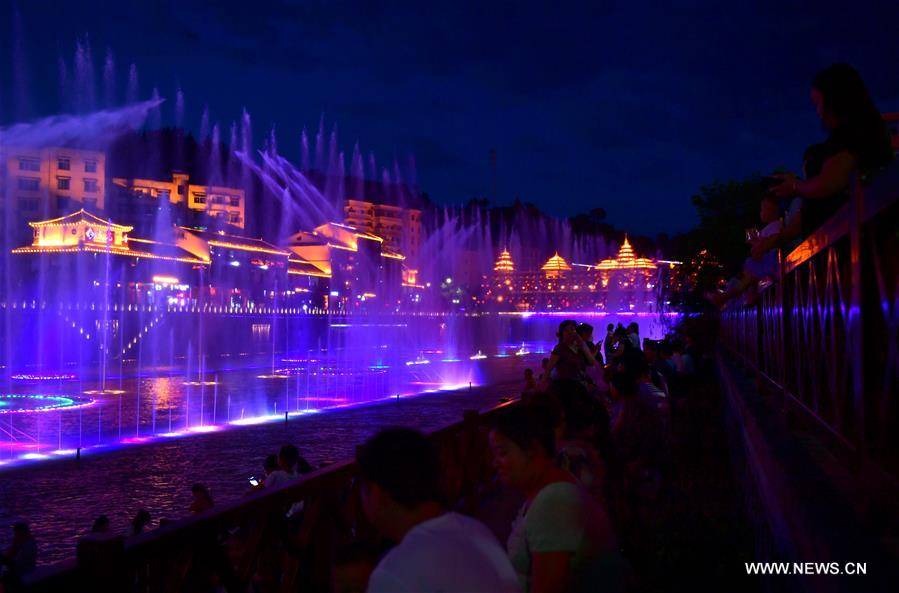 The night scene of the riverside of Gongshui River in Xuan'en County attracted many visitors.