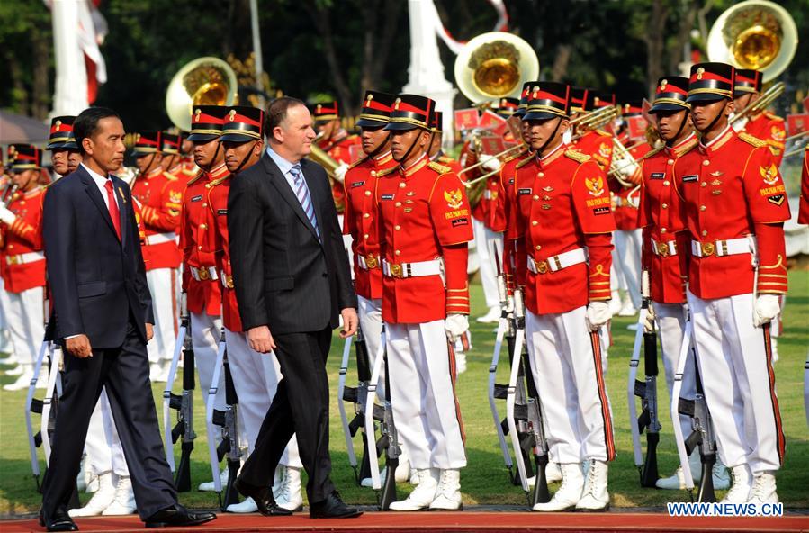 Indonesian President Joko Widodo (2nd R) shakes hands with New Zealand Prime Minister John Key at the Presidential Palace in Jakarta, Indonesia, July 18, 2016.