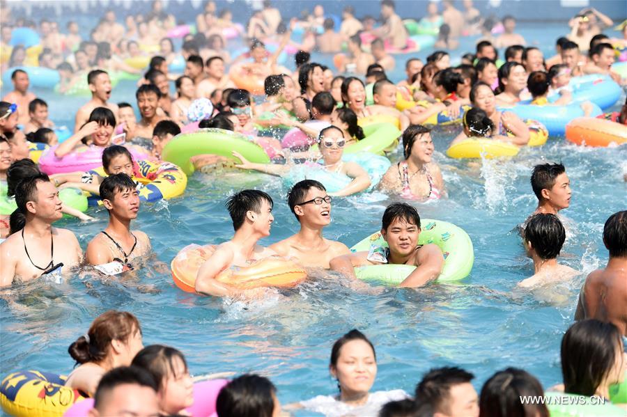 Chongqing Meteorological Bureau issued this year's first red alert for high temperature here on Tuesday as over 40 degrees Celsius is expected in some areas of the Municipality. 