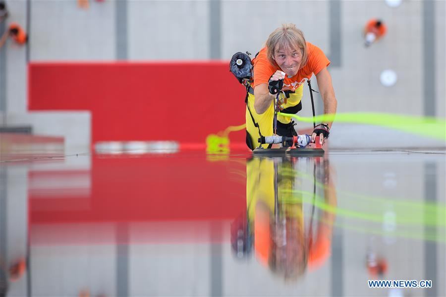 French urban climber Alain Robert dubbed Spiderman, scales the Fortuna Business Center in Macao, south China, July 26, 2016. French urban climber Alain Robert dubbed Spiderman, scales the Fortuna Business Center in Macao, south China, July 26, 2016.