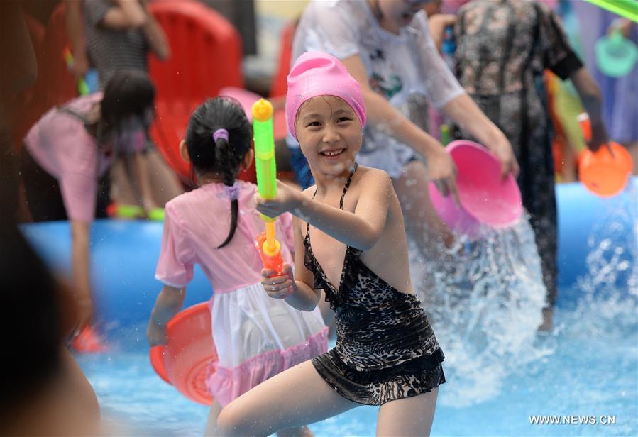  The 10-day carnival that opened here on Wednesday offered people a cool time as they struggle with lasting high temperature recently. 