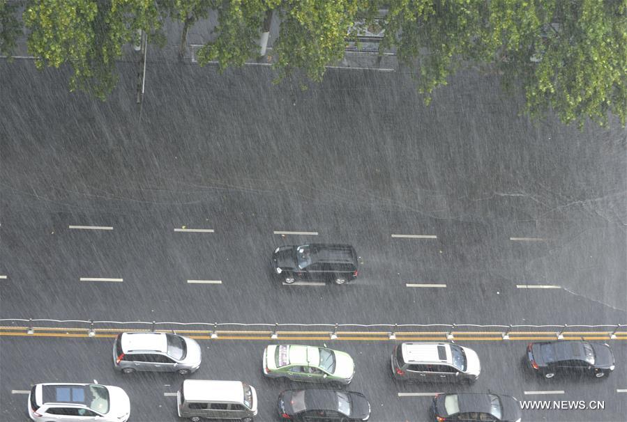  A heavy rain hit Zhengzhou Friday. 