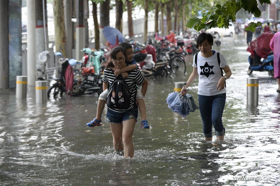 A heavy rain hit Zhengzhou Friday. 