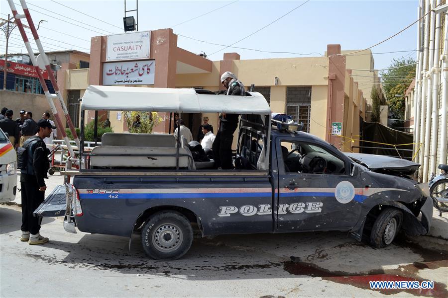 Pakistani soldiers and journalists gather at the blast site in southwest Pakistan's Quetta, Aug. 11, 2016. Pakistani soldiers and journalists gather at the blast site in southwest Pakistan's Quetta, Aug. 11, 2016.