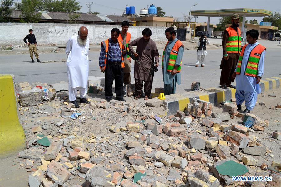 Pakistani soldiers and journalists gather at the blast site in southwest Pakistan's Quetta, Aug. 11, 2016.