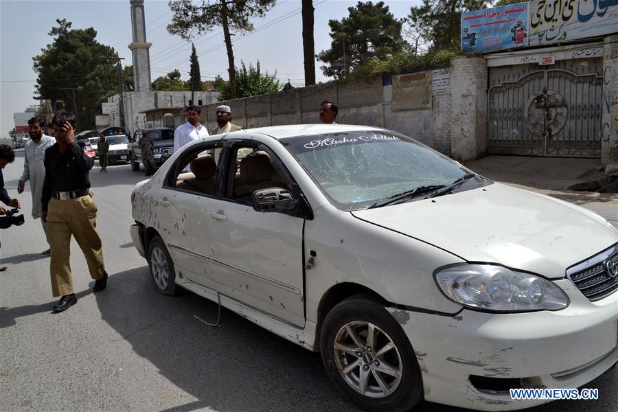 Pakistani soldiers and journalists gather at the blast site in southwest Pakistan's Quetta, Aug. 11, 2016.