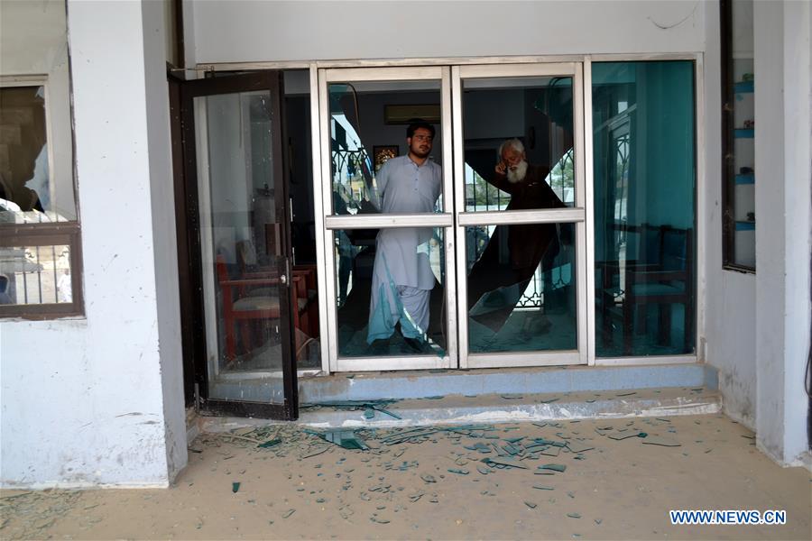 Pakistani soldiers and journalists gather at the blast site in southwest Pakistan's Quetta, Aug. 11, 2016.