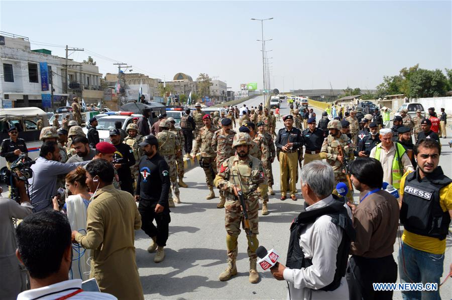 Pakistani soldiers and journalists gather at the blast site in southwest Pakistan's Quetta, Aug. 11, 2016.