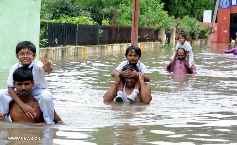 INDIA-ALLAHABAD-FLOOD-STUDENTS