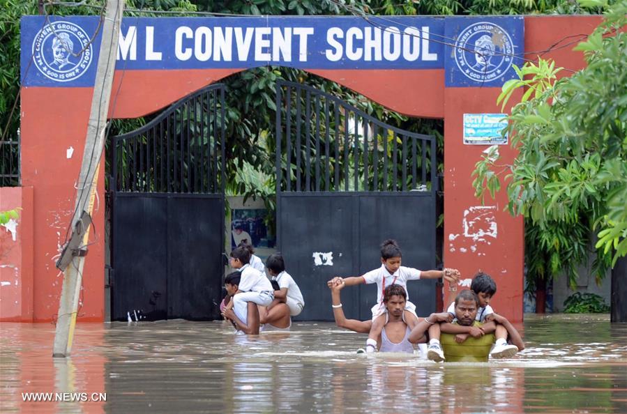INDIA-ALLAHABAD-FLOOD-STUDENTS