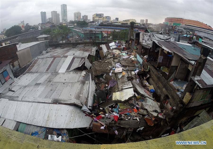 PHILIPPINES-MANILA-SLUM AREA-WALL COLLAPSE