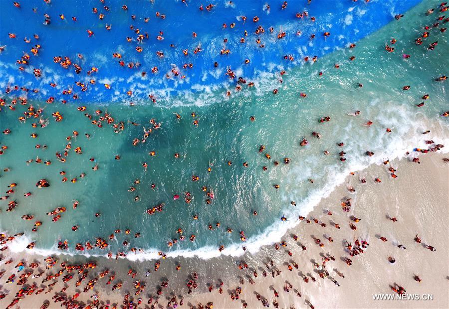 Local residents have a good time in an aqua park amid hot weather in Luzhou, southwest China's Sichuan Province, Aug. 13, 2016. 