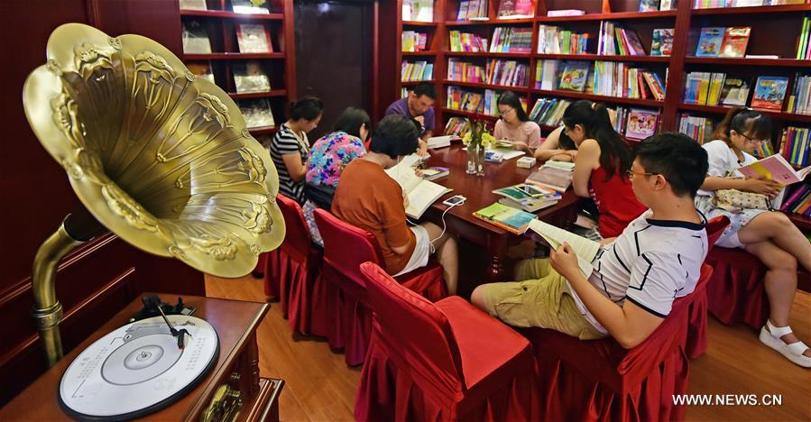 Goethe Bookstore, a 24-hour bookstore featuring books of social science, original books of German, French, and English, vinyl records, exotic gifts, art performances and reading clubs, opened Thursday in an ancient building at Zhongshan Square in Shenyang. 