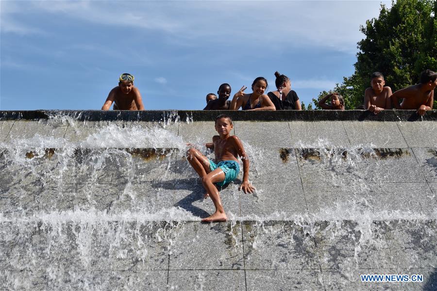 FRANCE-PARIS-WEATHER-HEAT