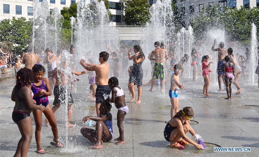 FRANCE-PARIS-WEATHER-HEAT