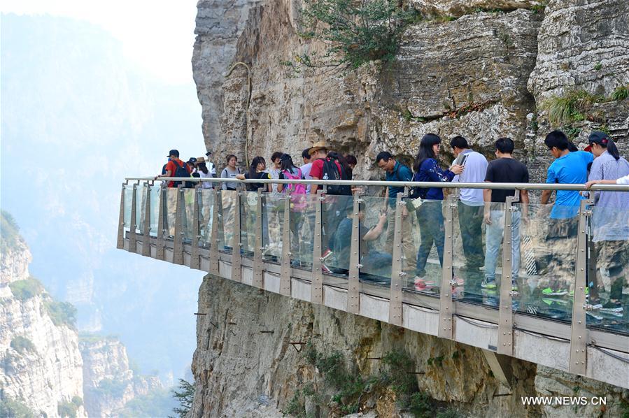 People enjoy the leisure time during the nationwide Mid-Autumn Festival holiday. People enjoy the leisure time during the nationwide Mid-Autumn Festival holiday.