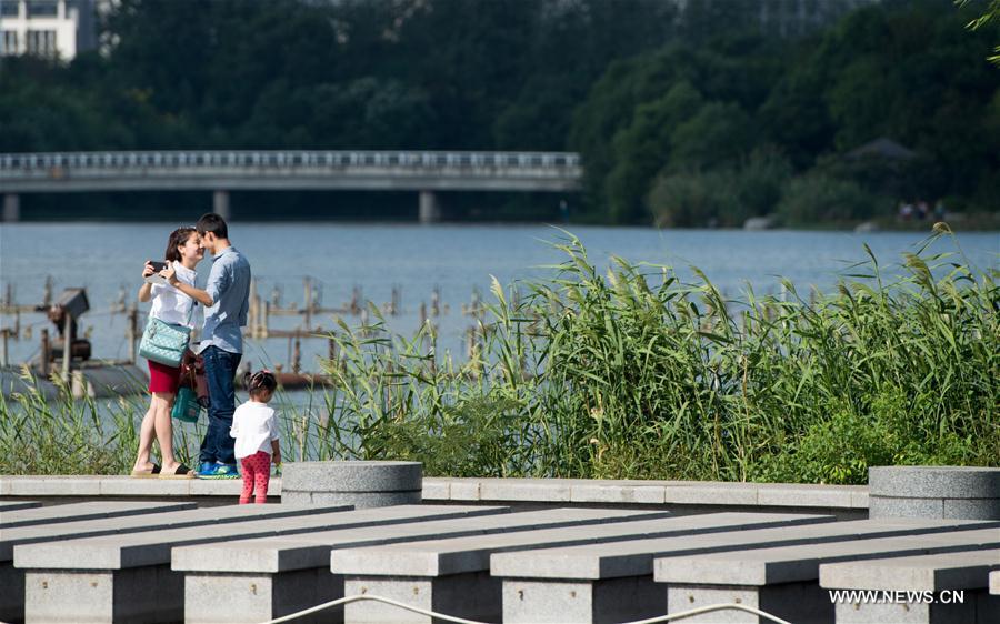 People enjoy the leisure time during the nationwide Mid-Autumn Festival holiday. 